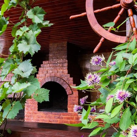 Casa Camelia Hotel Dubova Bagian luar foto