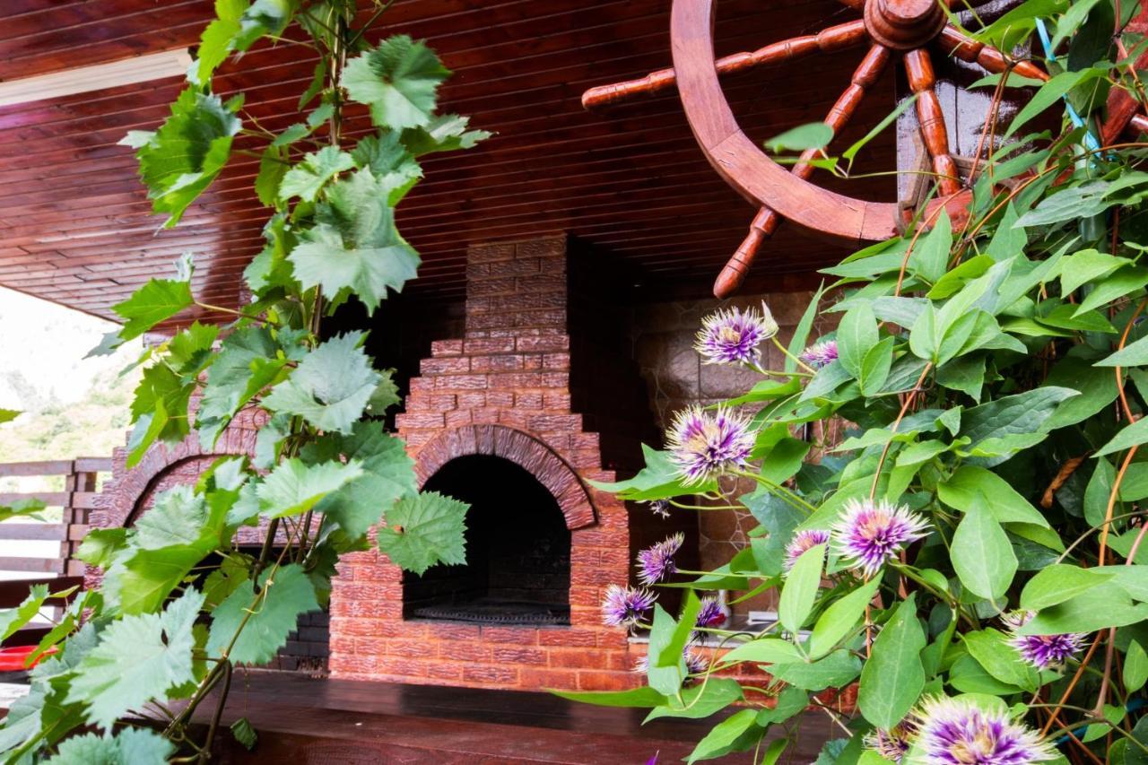Casa Camelia Hotel Dubova Bagian luar foto