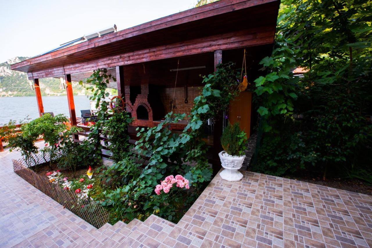 Casa Camelia Hotel Dubova Bagian luar foto