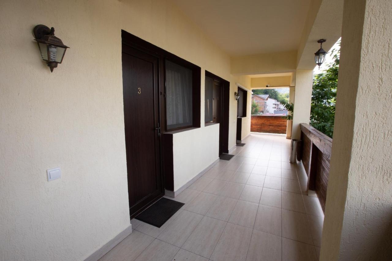 Casa Camelia Hotel Dubova Bagian luar foto