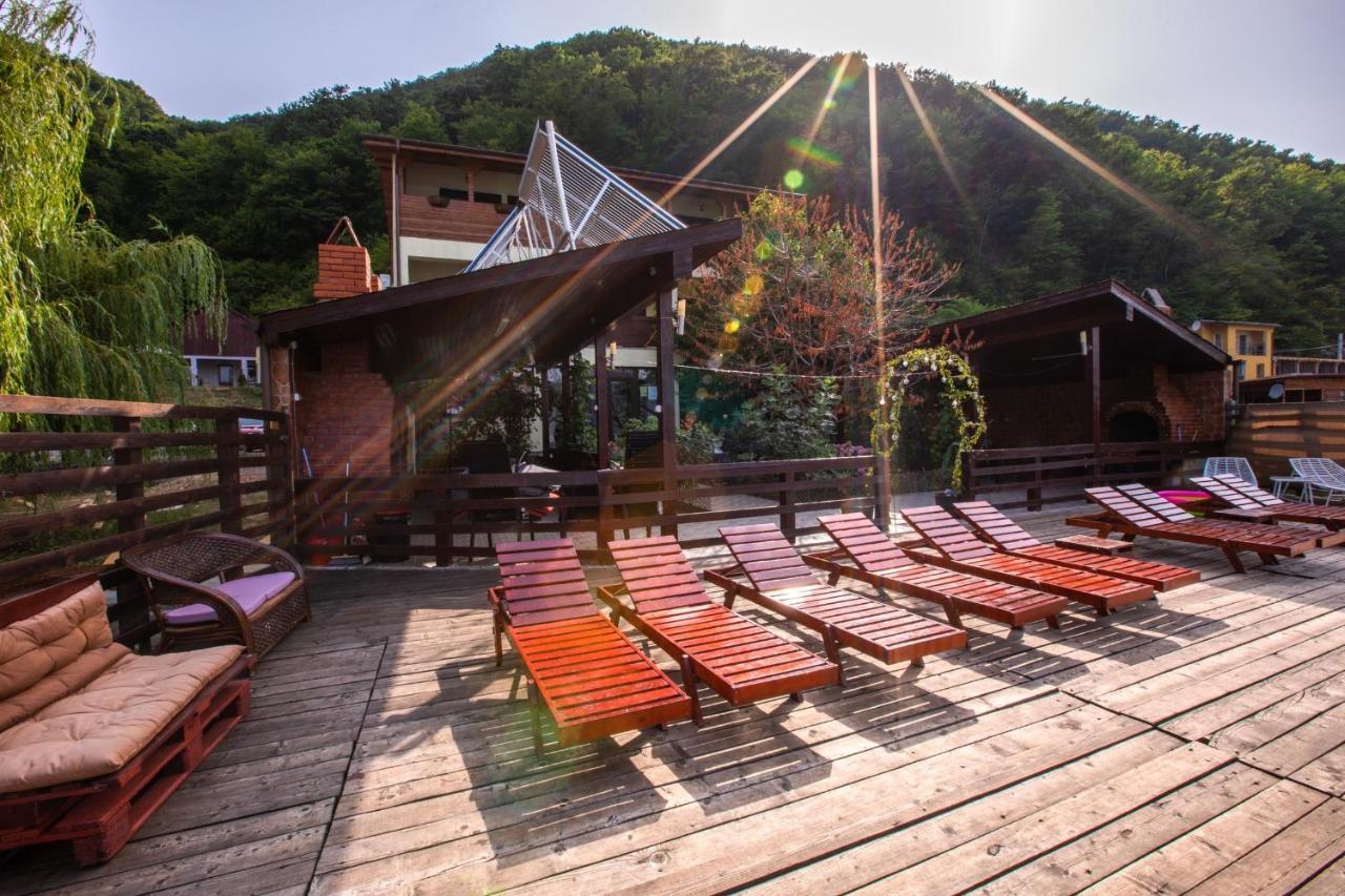 Casa Camelia Hotel Dubova Bagian luar foto