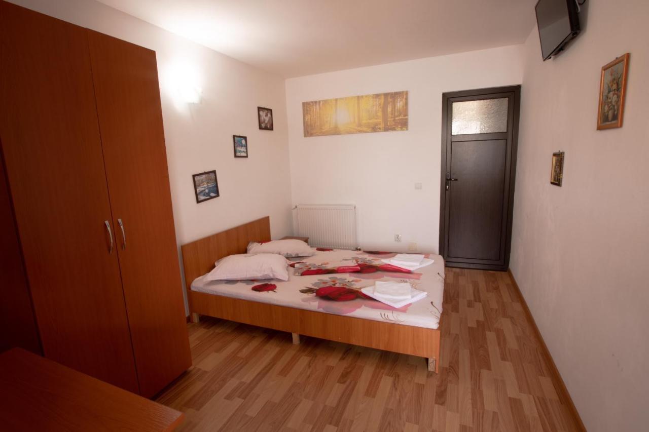Casa Camelia Hotel Dubova Bagian luar foto