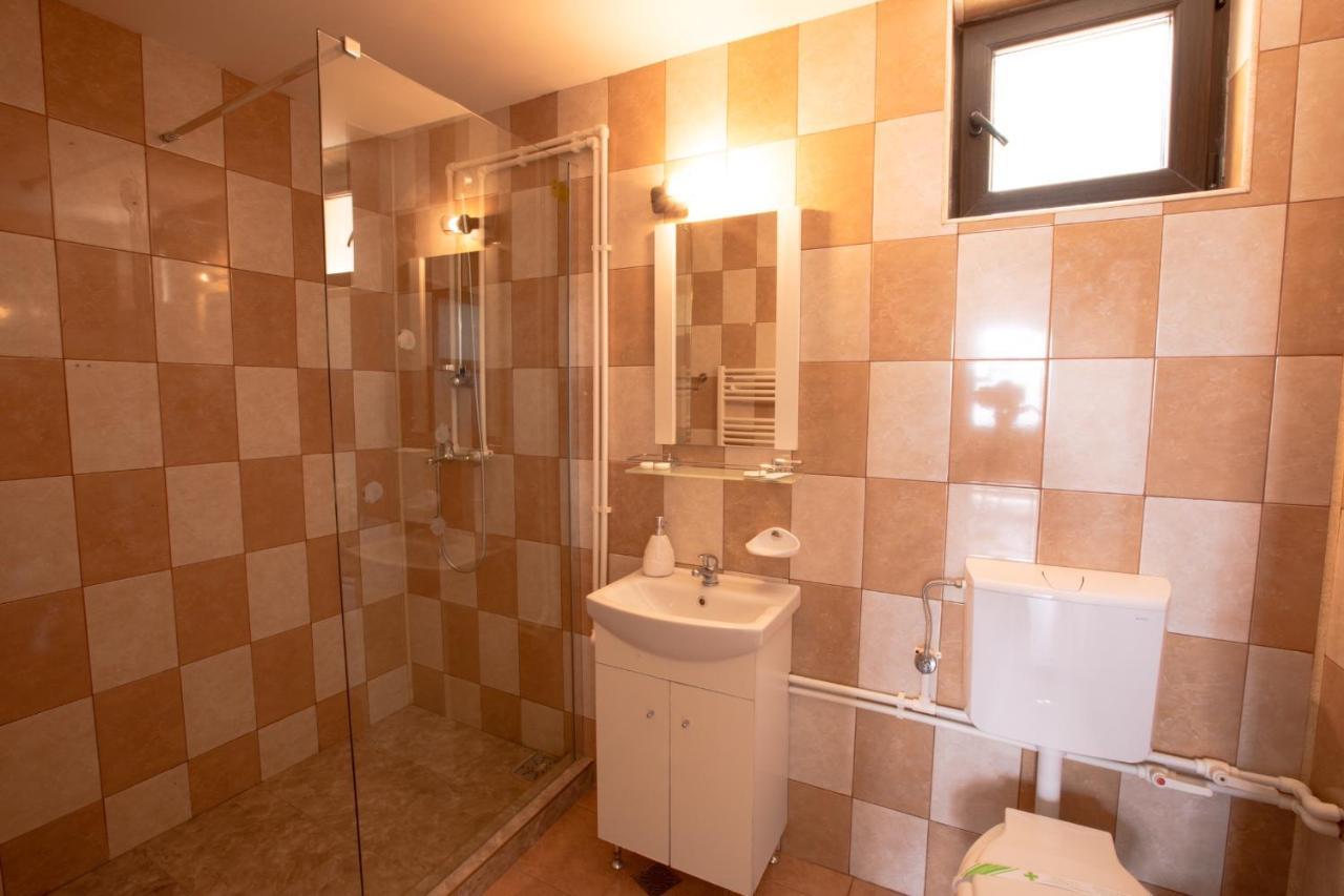 Casa Camelia Hotel Dubova Bagian luar foto